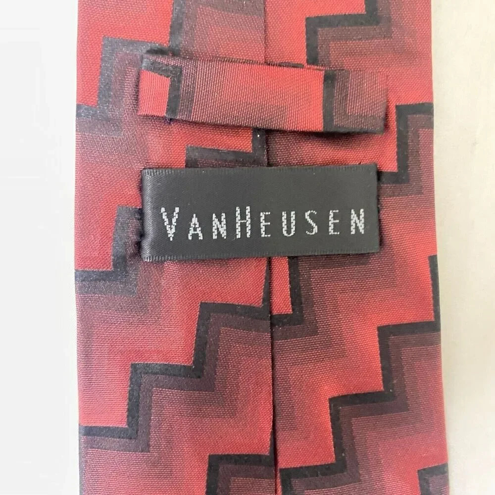 #6597 Van Heusen Maroon and Black Zig Zag Mens Necktie, Tie